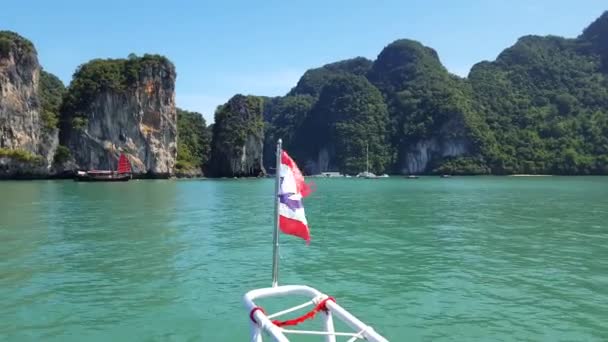 Bandeira Tailândia Barco Nas Belas Águas Verdes Phuket Tailândia 2019 — Vídeo de Stock