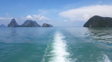 Phi Phi Adası, Koh Phi Phi, Tayland 'da Sürat Teknesi Arkasında Su Dalgalanmaları