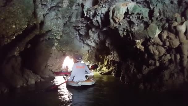 Saindo Uma Caverna Kayan Ilha Phuket Thailnad 2019 — Vídeo de Stock