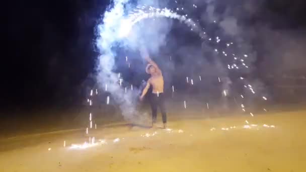 Thai Guys Performing Amazing Dangerous Fire Show Tourists Night Phi — Stockvideo