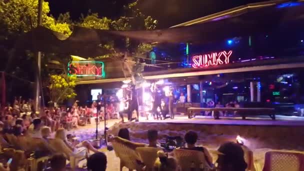 タイ人男性が観光客に驚きと危険な火災ショーを行う Night Phi Island Koh Phi Phi Thailand 2019 — ストック動画