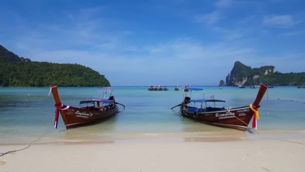 Two Long Tail Boats Beautiful Peaceful Beach Phi Phi Island — Αρχείο Βίντεο