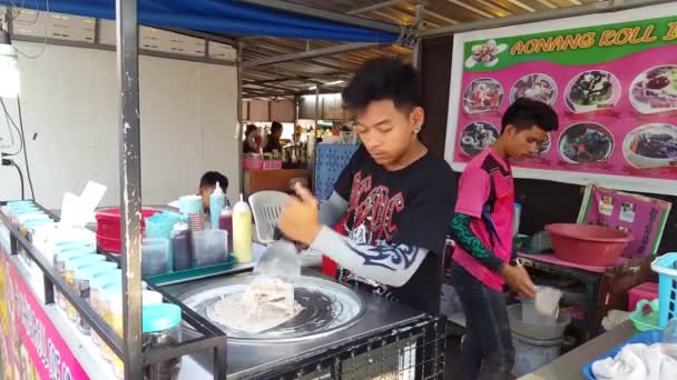 Asian Guy Making Ice Cream Street Stall Krabi Tailândia 2019 — Vídeo de Stock