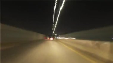Gece trafik ışıklarının içinden yüksek hızda geçmek. Bulanık Hareket Süresi Hızı - Uzun Maruz Kalma Gece Seyahati