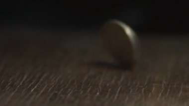 Bir Altın Dönen Fiziksel Bitcoin Karanlık Bir Arkaplanda - Şifreleme Bit Parası - Yavaş Hareket Videosu