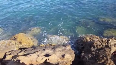 Denizde Kayaya Vuran Dalgalar - Yeşil Su