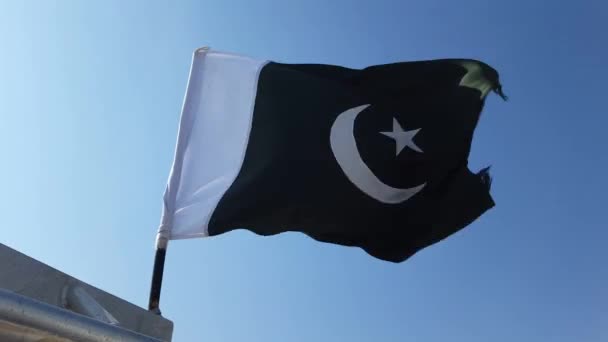 Bandera Pakistán Moviéndose Con Viento Rápido Contra Sol — Vídeo de stock