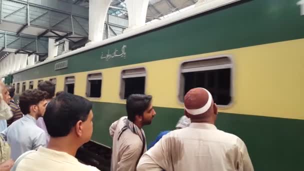 Oly Sok Ember Crowed Waiting Train Platform Miközben Egy Vonat — Stock videók