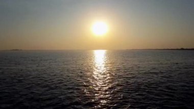 Denizde güzel bir gün batımı ve suda yansıma.