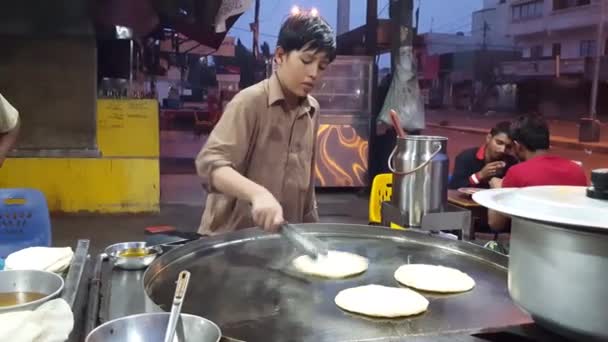 Pashtun Boy Making Paratha Early Morning Karachi Pakistan 2018 — стоковое видео