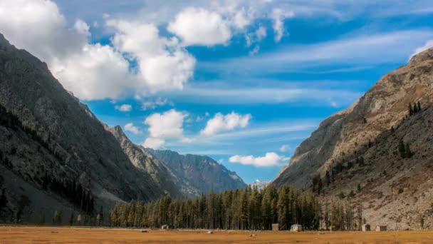 Bella Tranquilla Vista Della Nuvola Che Muove Tra Montagne Giorno — Video Stock