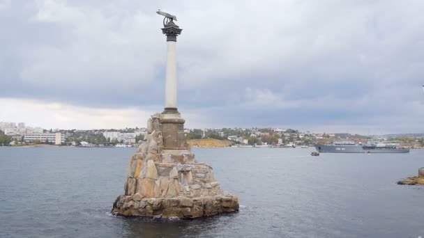 Monument voor de gezonken schepen torenhoog boven de stad in Sevastopol. het symbool van de stad. op de achtergrond is een oorlogsschip — Stockvideo