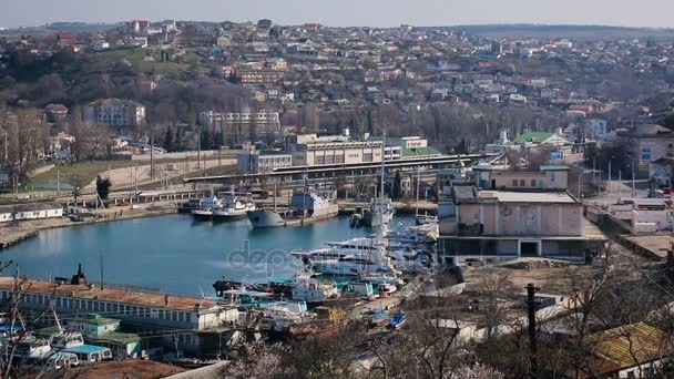 Blick auf die Stadt und Bucht mit Schiffen in Sewastopol — Stockvideo