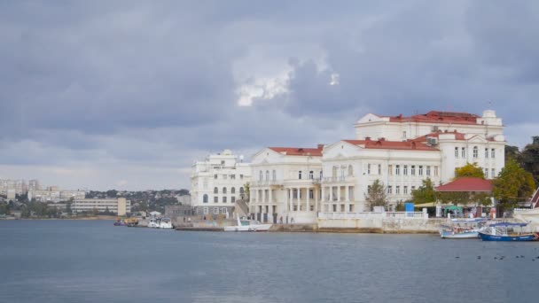 Uitzicht op het paleis van de kindertijd en adolescentie en Aquarium, Sevastopol, boten benaderd de oever — Stockvideo