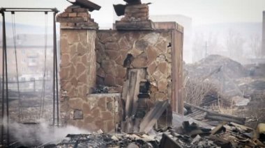 Rus fırın, o kalır bozulmamış sonra House yandı aşağı. Yanan ev kalıntısı üzerine yürüyen siyah köpek. Yanık köyün görünümü