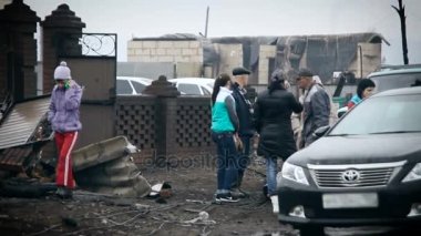 Yanmış binalar yedi kişi farklı yaş. Yanık köyün görünümü