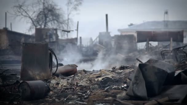 Verbrannte Habseligkeiten. Rauch über dem ausgebrannten Haus. Blick auf das abgebrannte Dorf — Stockvideo