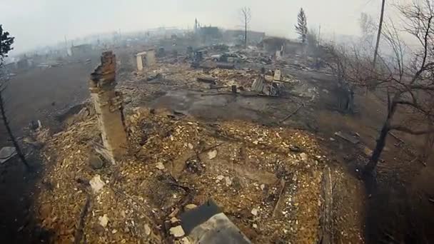 Вид на сгоревшую деревню с вертолета. Сгоревшие здания и машины. Вид с воздуха — стоковое видео