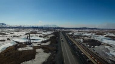 Anteni yakınındaki dağlarda sanayi bölgesi ortasında menfez yol görünümünü. Kuzey Rusya'nın. Kar, kış