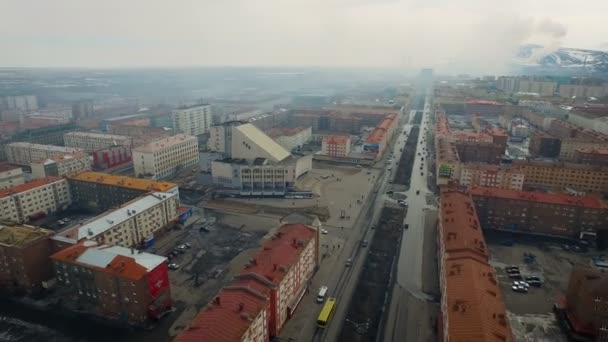 Inquérito aéreo de uma cidade russa do Norte Norilsk no inverno — Vídeo de Stock