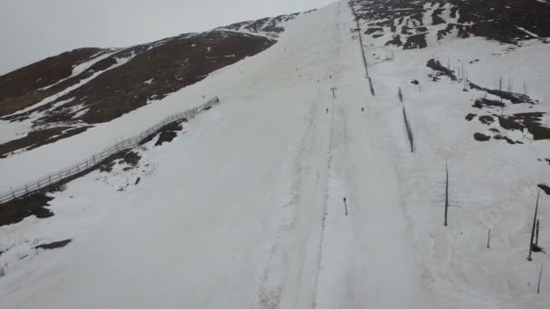Letecký pohled na lyžování lidí a lyžařský vlek v Rusku, Norilsk — Stock video