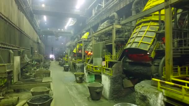 Smelting Plant. Pemandangan Pabrik Industri Berat. Di dalam ruangan — Stok Video