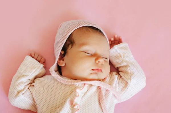 Söta lilla nyfödda bebis sover på den rosa filten — Stockfoto