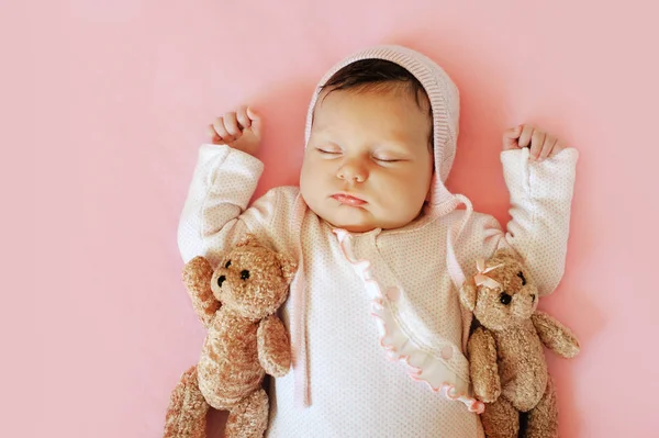 Söta lilla nyfödda Baby sover på The filt med hans två bär leksak — Stockfoto