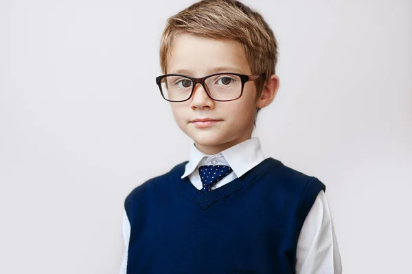 Retrato de um menino sério em óculos e colete . — Fotografia de Stock
