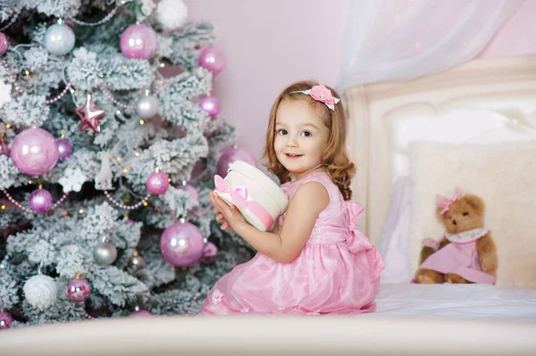 Bonne petite fille souriante avec boîte cadeau de Noël. — Photo