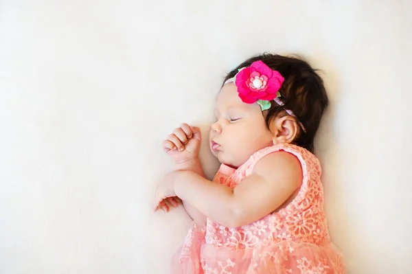 근접 아름 다운 잠자는 아기 소녀. 신생아, 담요에 자 고. 2 개월의 초상화입니다. 대형 입고, 직물 장미 머리 띠. 근접 촬영 사진 — 스톡 사진