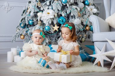 küçük kız kardeş hediyeleri açalım. Noel ve yeni yıl kavramı.