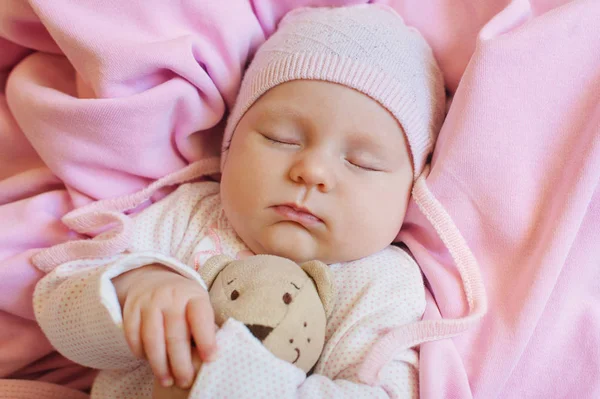 Doce bebê recém-nascido dormindo no cobertor com seu brinquedo de urso de pelúcia — Fotografia de Stock