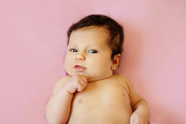 상위 뷰, 침대에 누워 귀여운 4 개월 된 아기의 초상화 — 스톡 사진