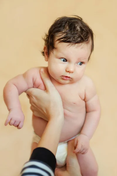 Bebê de dois meses de idade no conforto dos braços das mães — Fotografia de Stock