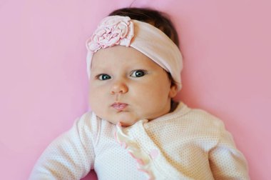 Dantel çiçek kafa bandı takıyor ve Pembe battaniye var uzanmış bir iki ay şirin bebek kız portresi