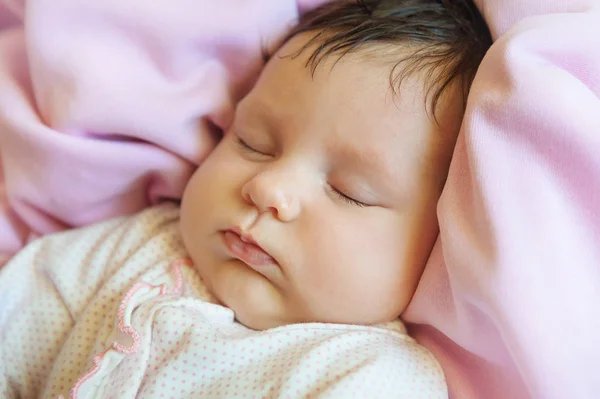 Retrato de cerca de un hermoso bebé de un mes dormido —  Fotos de Stock