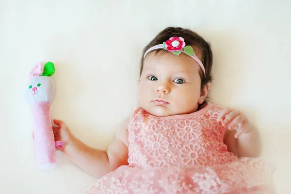 Dois meses bonito bebê menina com chocalho — Fotografia de Stock