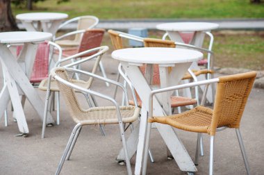 Cafe tablolar. İlk tablo üzerinde odaklanın. Açık bir sokak