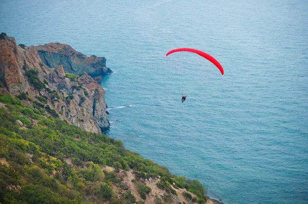 Paragliding over the sea and the mountains — Stock Photo, Image