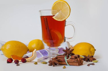 limon ile İrlandalı bir bardak sıcak şarap, tarçın, kimyon dekore