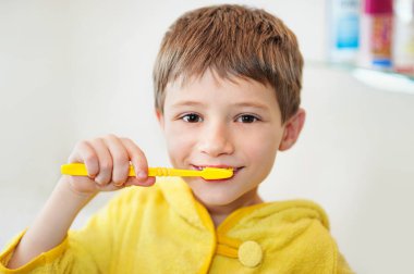 Küvette, Dişlerini fırçalıyor çocuk gülümseyen, açık gri renkli