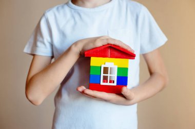 Yeni ev modeli konsept bir çocuğun elinde. Bina kavramı. banka kredileri. ipotek