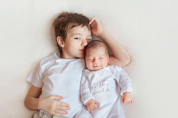 Irmã e Irmão Crianças, Bebê Adormecido, Menino e Menina Recém-Nascida em Branco — Fotografia de Stock