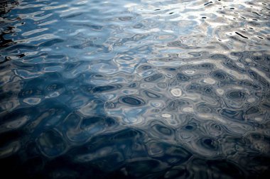 Mavi deniz suyu sakin