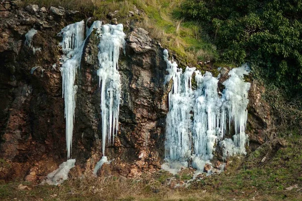 Gefrorener Wasserfall im Winter in den Bergen — Stockfoto