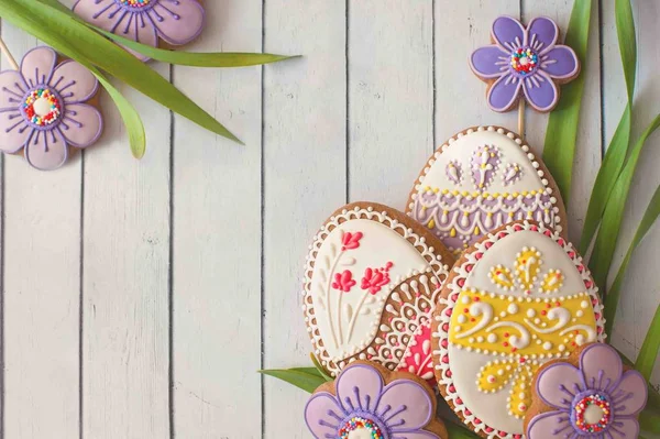 Paskalya ev yapımı zencefilli kurabiye beyaz üzerinde