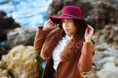 Güneşli bahar gününde açık şapkalı güzel moda kız portresi.