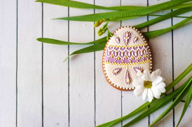 Palm Pazar. Paskalya yumurtası gingerbread ve bahar çimen
