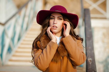 Güneşli bahar gününde açık şapkalı güzel moda kız portresi.